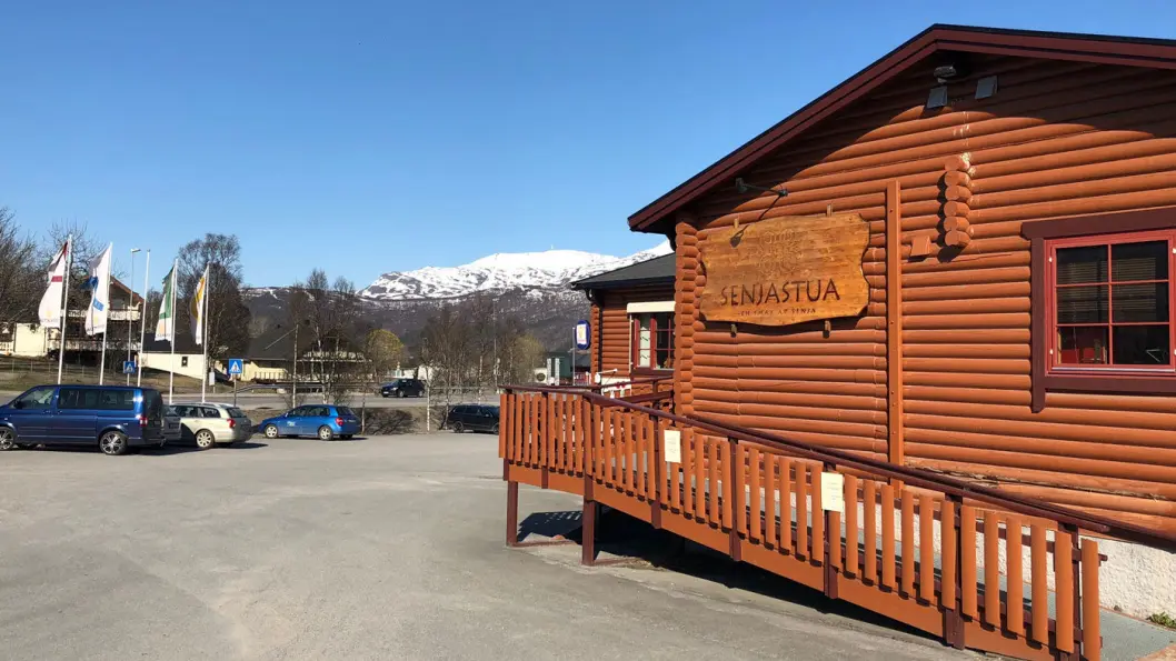 FØRSTE SENJA-STOPP: Senjastua ligger rett over brua fra fastlandet, og serverer god mat med solide lokale innslag. FØRSTE SENJA-STOPP: Senjastua ligger rett over brua fra fastlandet, og serverer god mat med solide lokale innslag.