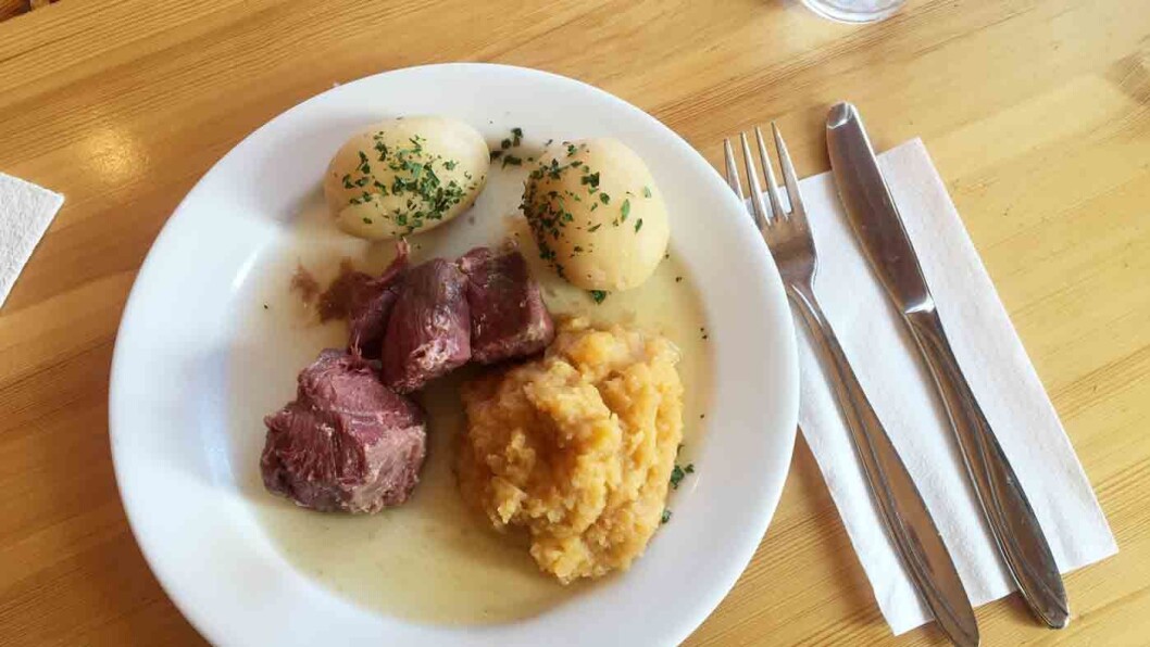 TRADISJONSMAT: Her får du oksesmåsteik og saltkjøtt med kålrabistappe og poteter, mat som mange kommer spesielt for å spise. TRADISJONSMAT: Her får du oksesmåsteik og saltkjøtt med kålrabistappe og poteter, mat som mange kommer spesielt for å spise.