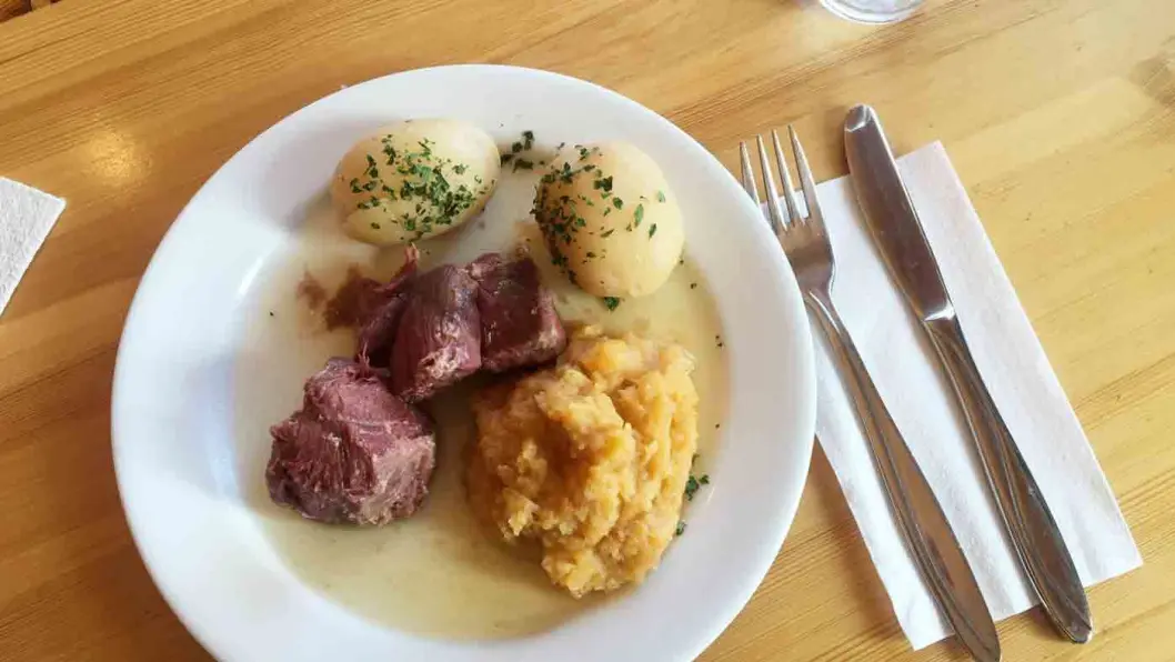 TRADISJONSMAT: Her får du oksesmåsteik og saltkjøtt med kålrabistappe og poteter, mat som mange kommer spesielt for å spise. TRADISJONSMAT: Her får du oksesmåsteik og saltkjøtt med kålrabistappe og poteter, mat som mange kommer spesielt for å spise.