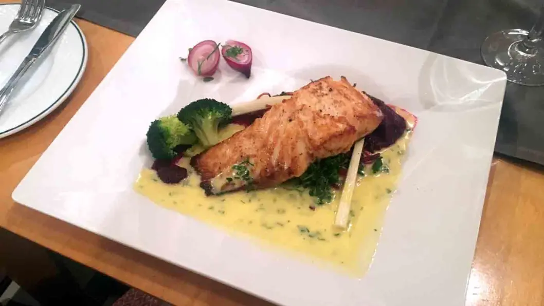 SPRØSTEKT LAKS: Servert med en hjemmelaget smørsaus og en god blanding av ulike grønnsaker. SPRØSTEKT LAKS: Servert med en hjemmelaget smørsaus og en god blanding av ulike grønnsaker.