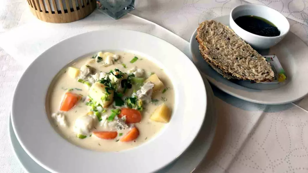 FISKELYKKE: En kremet fiskesuppe med fisk og gode grønnsaker, hjemmebakt brød og en oliventapenade til.