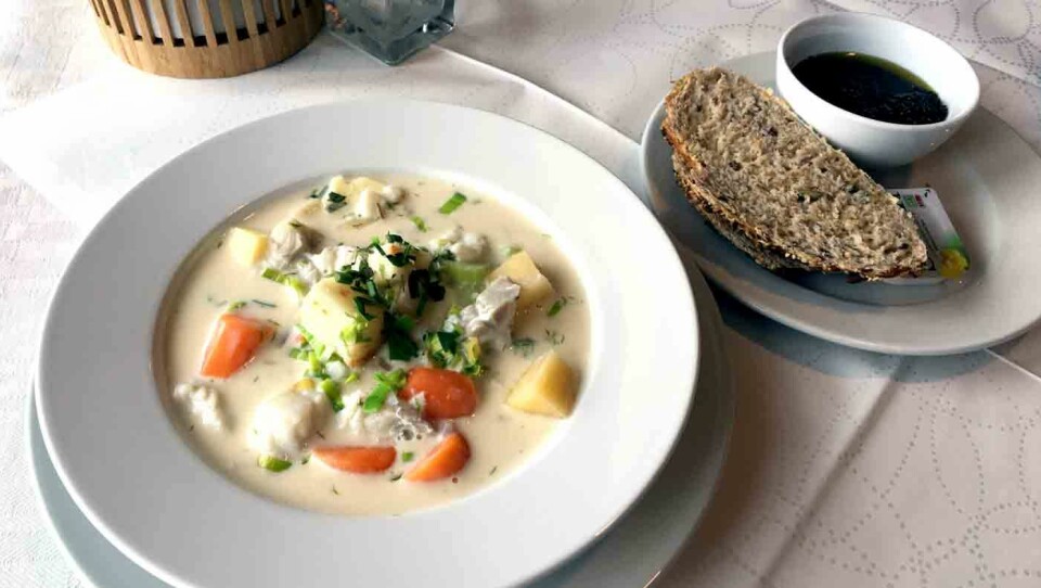 FISKELYKKE: En kremet fiskesuppe med fisk og gode grønnsaker, hjemmebakt brød og en oliventapenade til.