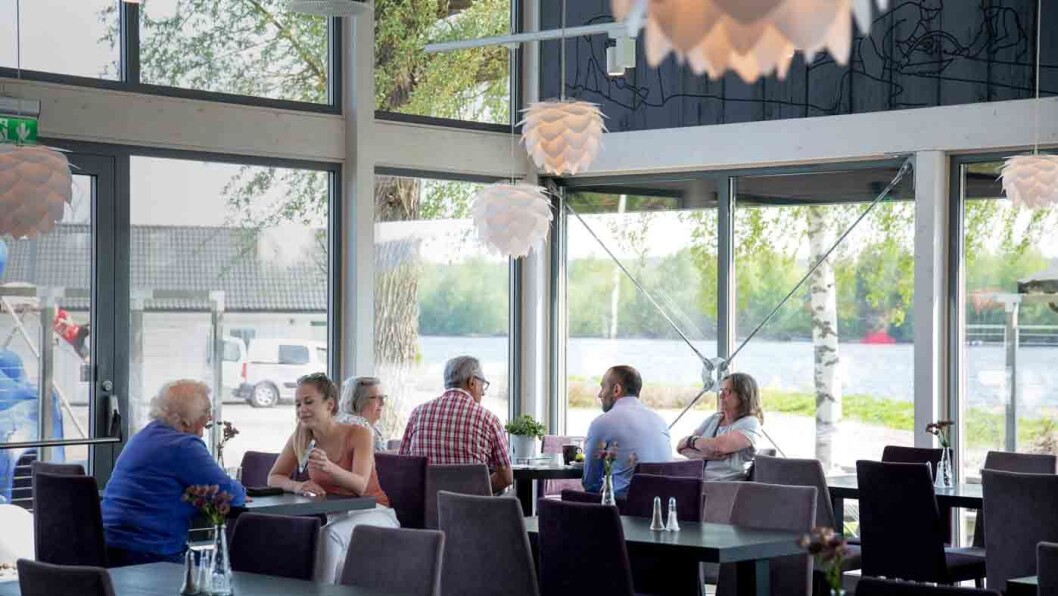 LYST OG NYOPPUSSET: Store vinduer ut mot elva og et grøntområde gjør det lyst og trivelig inne. Foto: Mette Randem LYST OG NYOPPUSSET: Store vinduer ut mot elva og et grøntområde gjør det lyst og trivelig inne. Foto: Mette Randem