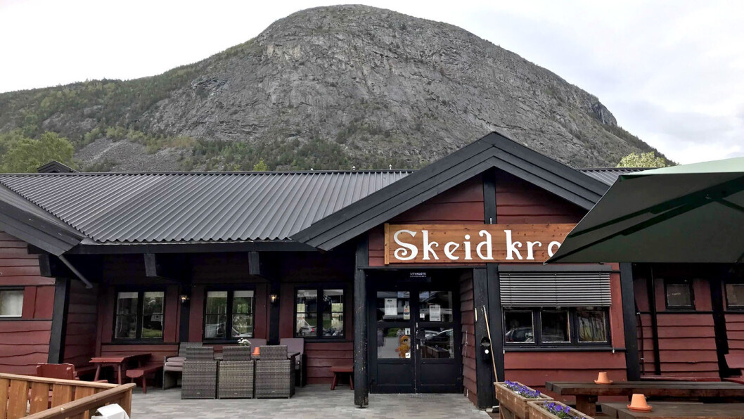 HYGGELIG TUN: Det er god plass og nyoppusset på Skeid Kro. I tillegg frister de med lokal og hjemmelaget mat. HYGGELIG TUN: Det er god plass og nyoppusset på Skeid Kro. I tillegg frister de med lokal og hjemmelaget mat.