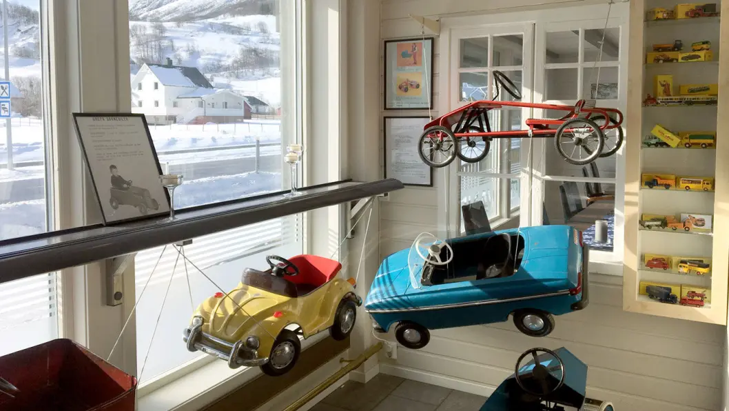 NOSTALGISKE BILER: Det er mange artige lekebiler å se på inne og en gammeldags bensinstasjon ute. Vi skulle bare ønske at maten var like bra. NOSTALGISKE BILER: Det er mange artige lekebiler å se på inne og en gammeldags bensinstasjon ute. Vi skulle bare ønske at maten var like bra.