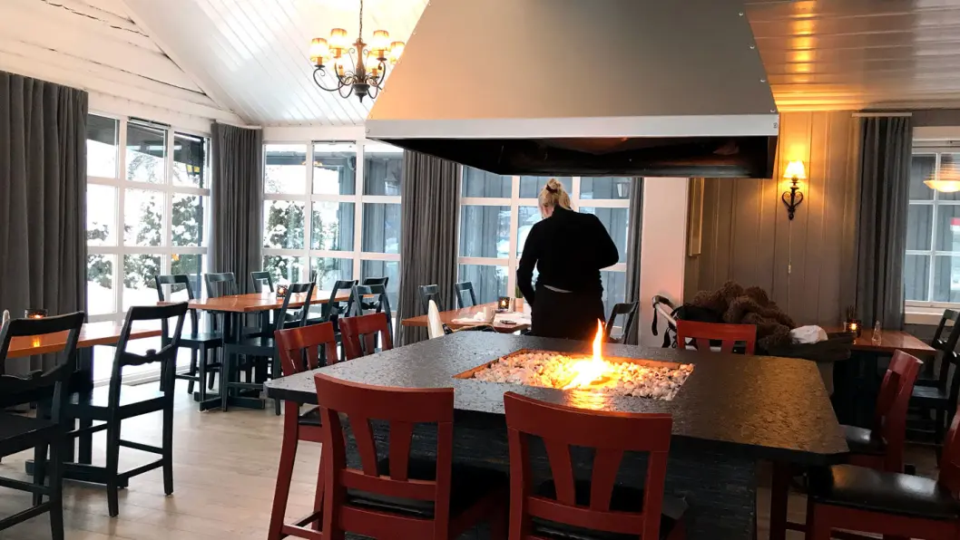 ELG PÅ MENYEN: Det er hyggelig å sette seg ved gasspeisen, og på Elgstua serveres det naturlig nok flere retter av elg. ELG PÅ MENYEN: Det er hyggelig å sette seg ved gasspeisen, og på Elgstua serveres det naturlig nok flere retter av elg.
