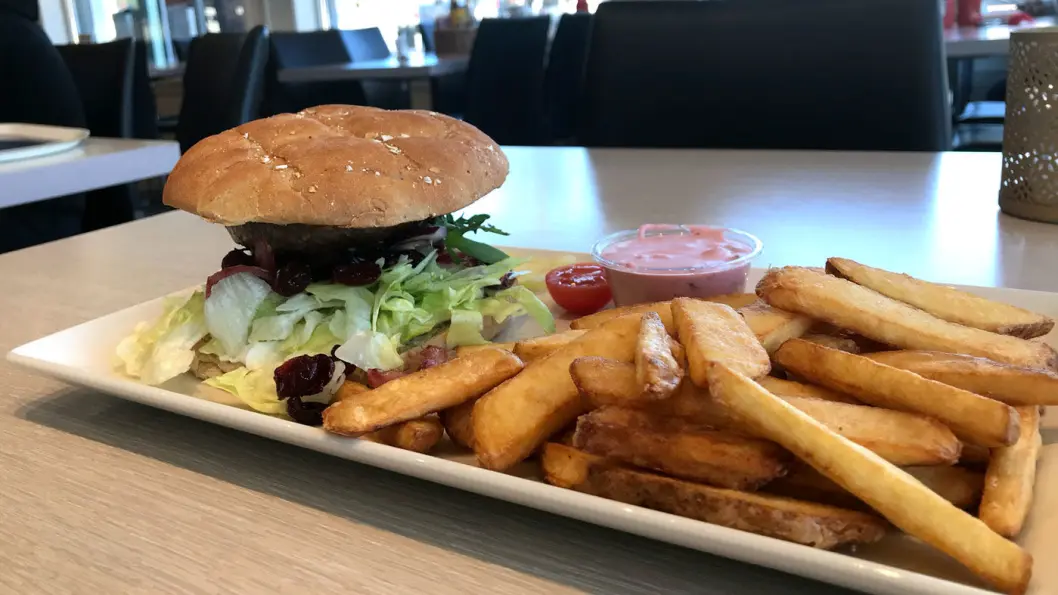 SPESIALITETEN: Her får du elgburger med pommes gourmet og tyttebærrømme. SPESIALITETEN: Her får du elgburger med pommes gourmet og tyttebærrømme.