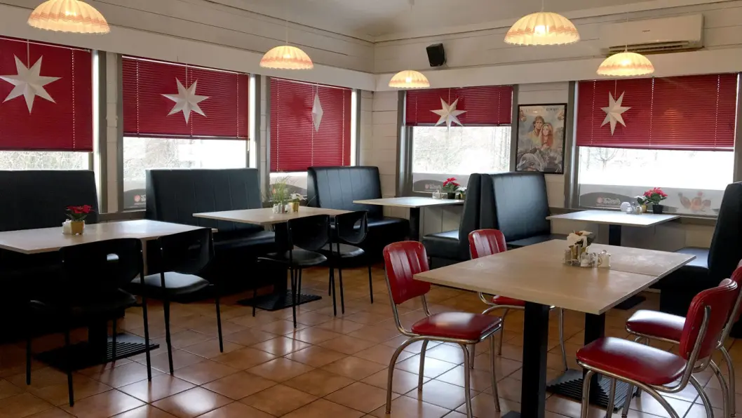 LITT 50-TALLS DINER: Kroa er pusset opp, og interiøret ligner en amerikansk diner med gode stoler og flere sofagrupper. LITT 50-TALLS DINER: Kroa er pusset opp, og interiøret ligner en amerikansk diner med gode stoler og flere sofagrupper.