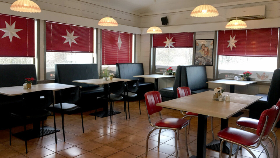 LITT 50-TALLS DINER: Kroa er pusset opp, og interiøret ligner en amerikansk diner med gode stoler og flere sofagrupper.