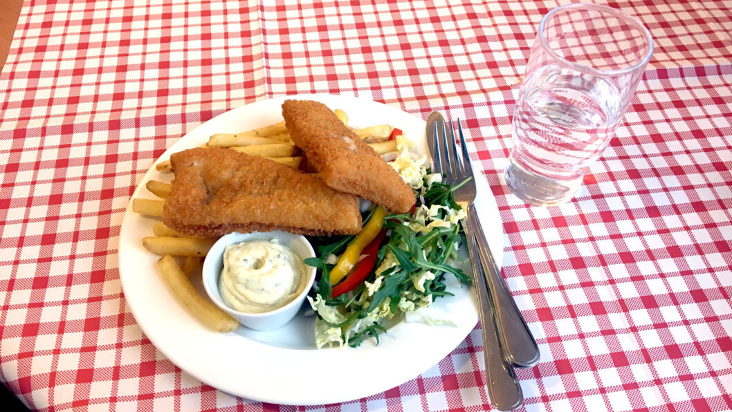 DYREST PÅ MENYEN: Fish and chips er eneste fiskerett og koster 169 kroner inkludert kaffe og dessert. Den prisen er det vanskelig å slå. DYREST PÅ MENYEN: Fish and chips er eneste fiskerett og koster 169 kroner inkludert kaffe og dessert. Den prisen er det vanskelig å slå.