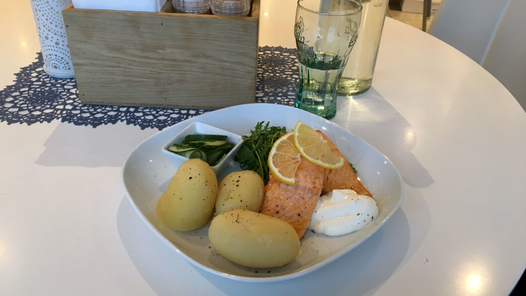 OVNSBAKT LAKS: Kroa skryter av lokale råvarer, men laksen er ikke lokal på tross av at det ligger flere laksemerder i fjorden utenfor. OVNSBAKT LAKS: Kroa skryter av lokale råvarer, men laksen er ikke lokal på tross av at det ligger flere laksemerder i fjorden utenfor.