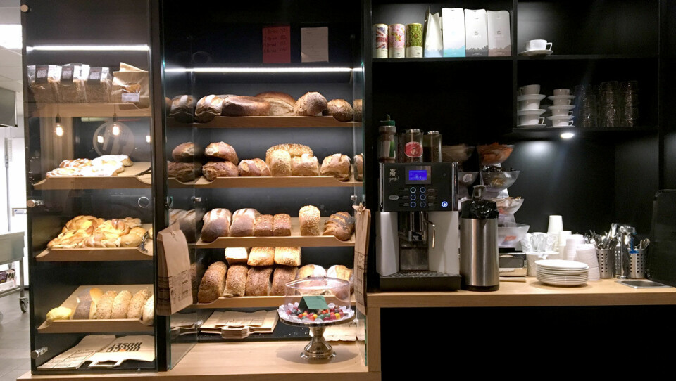 VELKOMSTEN: Innenfor døren er hyllen med nybakte brød, ferske boller og kaffe det første du møter.