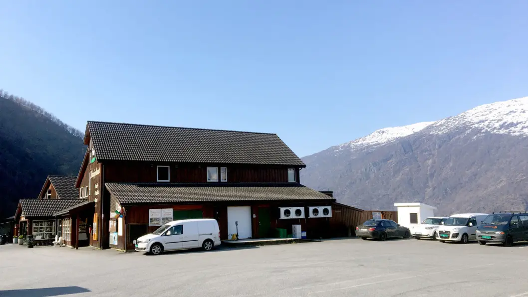 MOT FJORD OG FJELL: Lyst, pent og moderne lokale med utsikt til fjord og fjell gjør dette til noe mer enn en vanlig veikro. MOT FJORD OG FJELL: Lyst, pent og moderne lokale med utsikt til fjord og fjell gjør dette til noe mer enn en vanlig veikro.