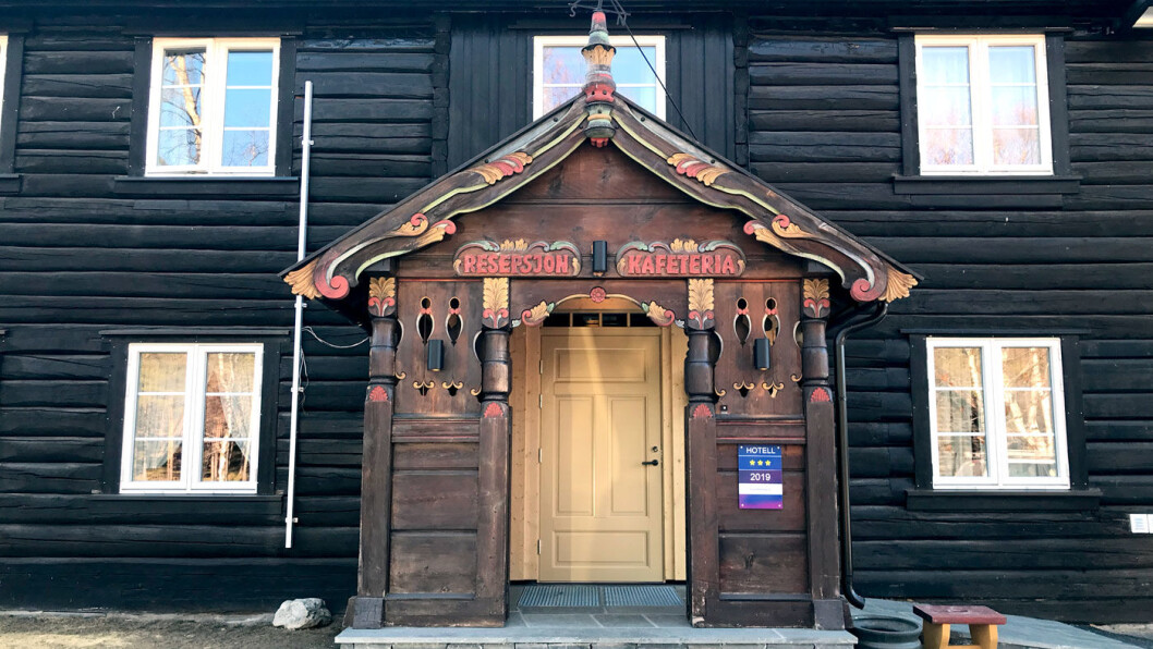 VELKOMMEN INN: Veikroa ligger i en gammel tømmerbygning på et hyggelig tun. VELKOMMEN INN: Veikroa ligger i en gammel tømmerbygning på et hyggelig tun.