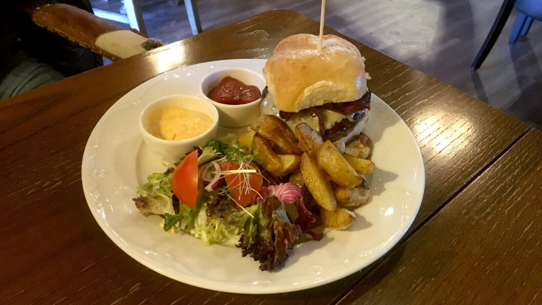 ALT ER HJEMMELAGET: Til og med ketsjupen til den saftige hamburgeren med hjemmebakt brød, sprøtt bacon, stekte poteter, aioli og cole slaw. ALT ER HJEMMELAGET: Til og med ketsjupen til den saftige hamburgeren med hjemmebakt brød, sprøtt bacon, stekte poteter, aioli og cole slaw.