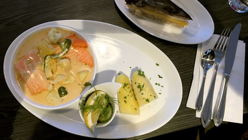 BESTSELGEREN: Ovnsbakt ørretfilet har seilt opp som den mest populære retten på Sanngrund. Sammen med husets hjemmebakte firkløverkake har du sikret deg et godt måltid. BESTSELGEREN: Ovnsbakt ørretfilet har seilt opp som den mest populære retten på Sanngrund. Sammen med husets hjemmebakte firkløverkake har du sikret deg et godt måltid.