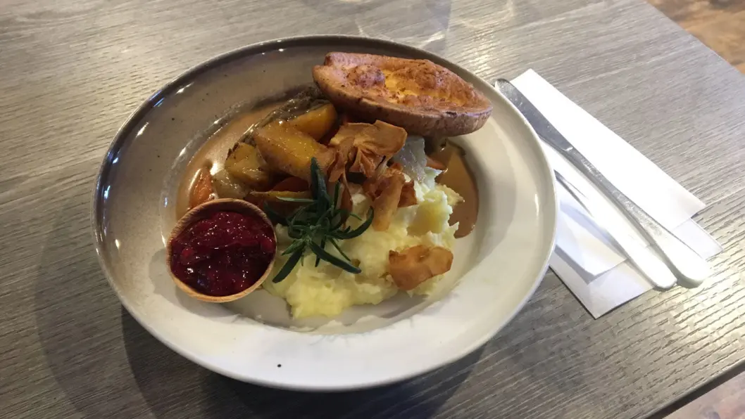 ANBEFALES: Søndag serveres det steik. Saftig lammesteik med herlig potetstappe, rotgrønnsaker og Yorkshire pudding er rett og slett veldig godt. ANBEFALES: Søndag serveres det steik. Saftig lammesteik med herlig potetstappe, rotgrønnsaker og Yorkshire pudding er rett og slett veldig godt.