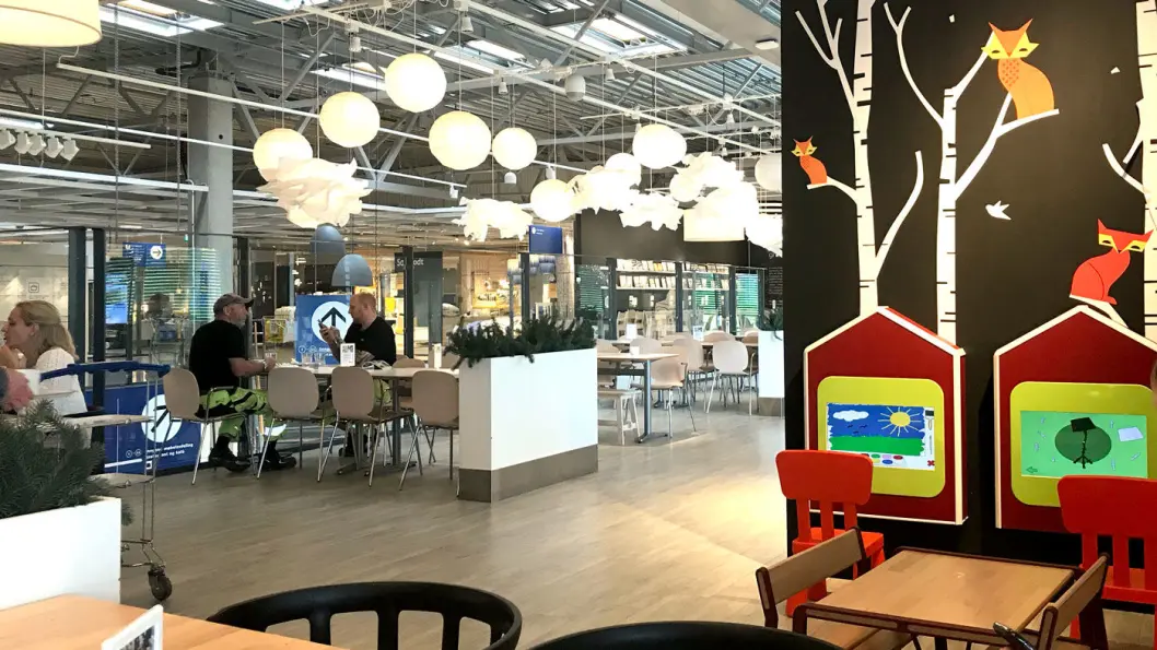 SERVERER TUSENVIS HVER DAG: De er størst i Norge, og det skal gå fort. Hvordan blir det da med smak og service? SERVERER TUSENVIS HVER DAG: De er størst i Norge, og det skal gå fort. Hvordan blir det da med smak og service?