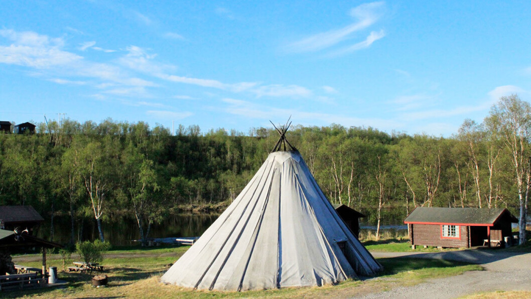 IDYLL: Neiden fjellstue ligger vakkert til bredden av Neidenelva, som har godt med fisk, om vi skal tro de mange bildene på veggen. IDYLL: Neiden fjellstue ligger vakkert til bredden av Neidenelva, som har godt med fisk, om vi skal tro de mange bildene på veggen.
