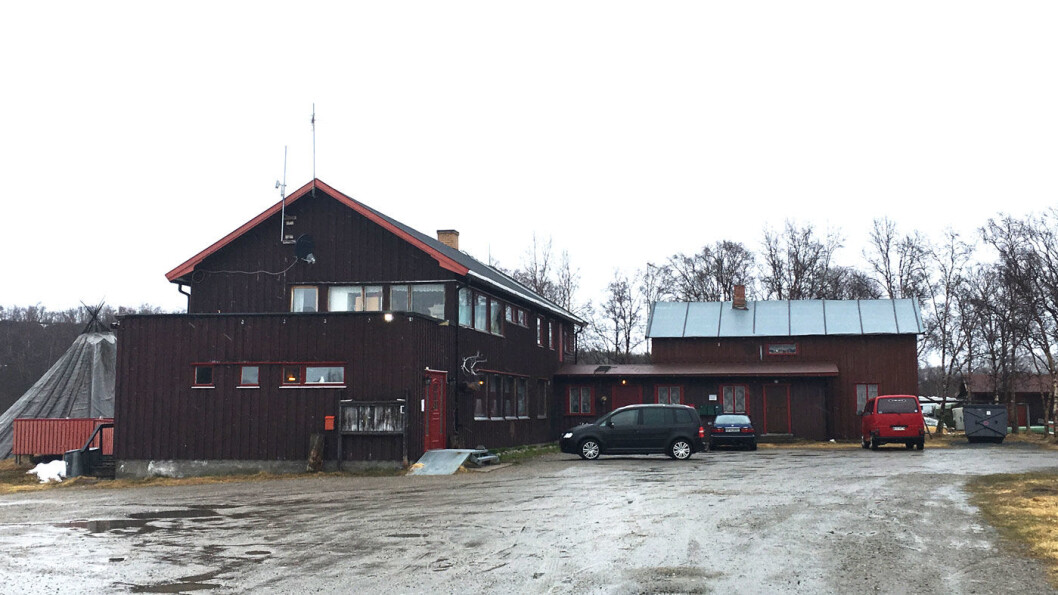 IDYLLISK: Dessverre var været dårlig da vi var innom, men fjellstua ligger idyllisk på veien mellom Neiden og Finland. IDYLLISK: Dessverre var været dårlig da vi var innom, men fjellstua ligger idyllisk på veien mellom Neiden og Finland.
