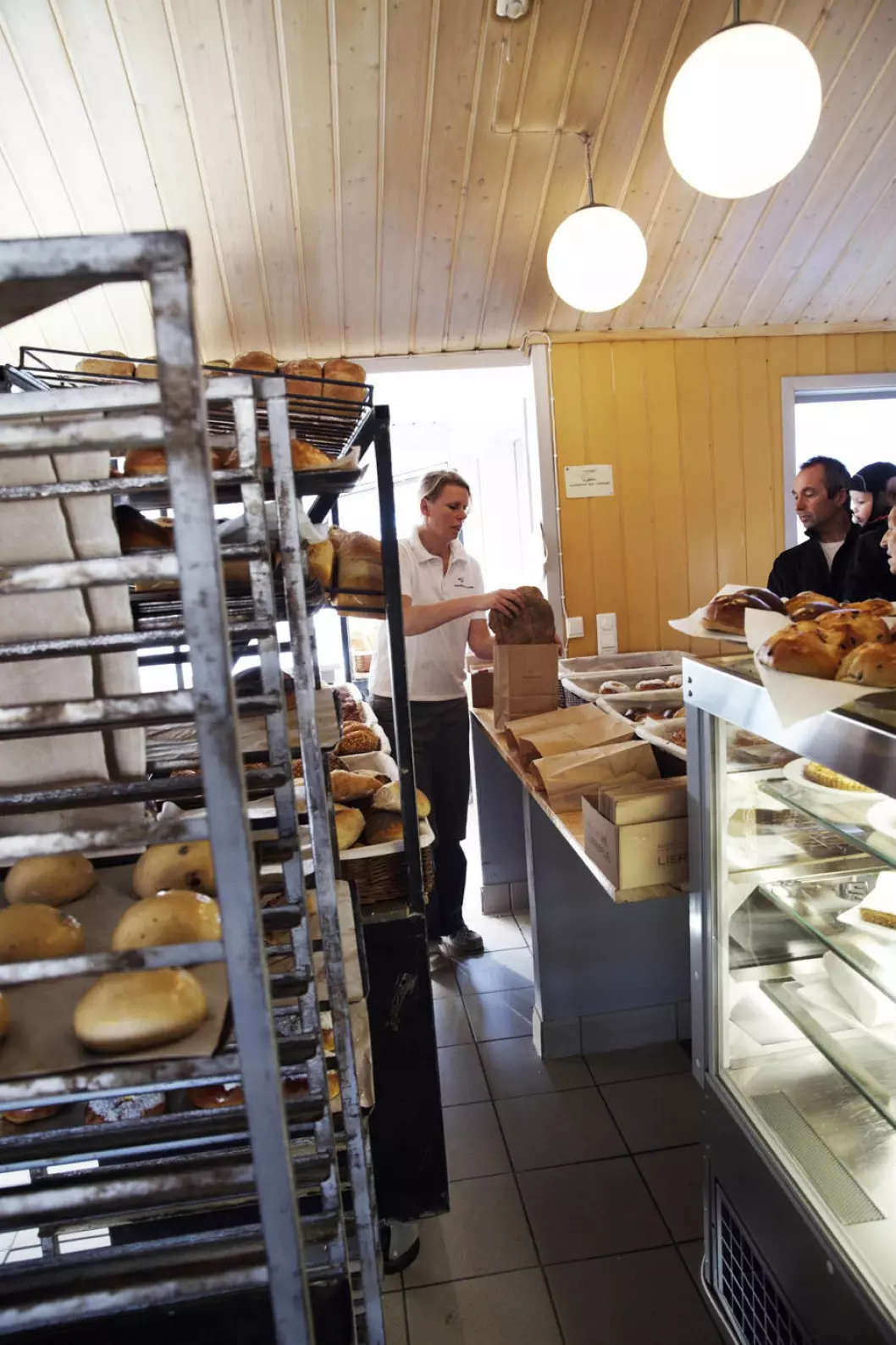 TRIVELIG: Bakeriet i Lom har lyse og trivelige lokaler, med selve bakeriet midt i herligheten. Foto: Pål Rødal