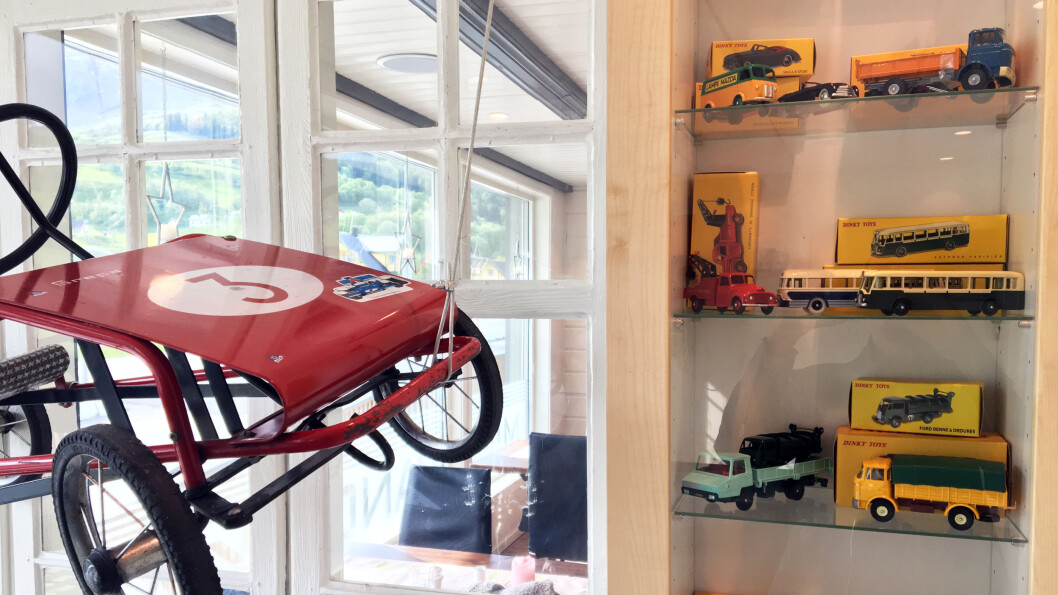 BILER I ALLE STØRRELSER: Eierne samler på gamle lekebiler, og på parkeringsplassen står en gammel bensinstasjon med pumper som et lite museum. BILER I ALLE STØRRELSER: Eierne samler på gamle lekebiler, og på parkeringsplassen står en gammel bensinstasjon med pumper som et lite museum.