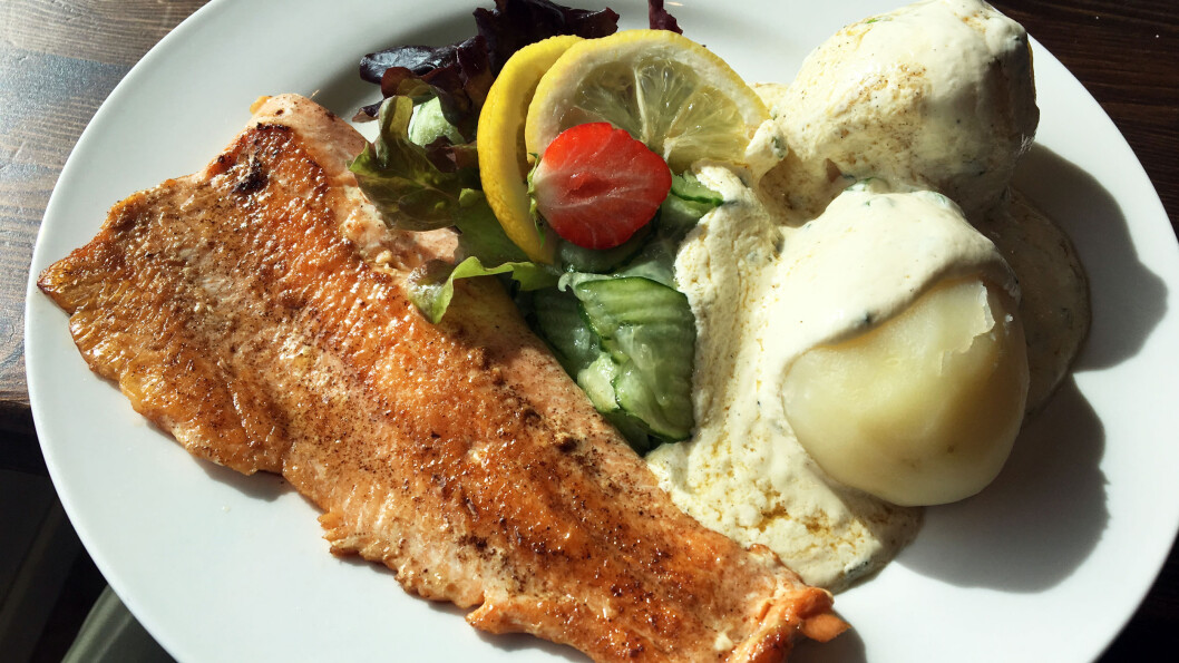 SIGNATURRETT: Stekt ørret med agurksalat og rømmesaus er en gjenganger når du kjører gjennom Fagernes og Valdres. SIGNATURRETT: Stekt ørret med agurksalat og rømmesaus er en gjenganger når du kjører gjennom Fagernes og Valdres.
