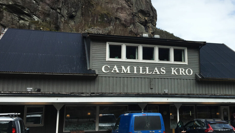 VEILANGS: Camillas ligger vegg i vegg med bensinstasjonen langs E16 ved Dale mellom Bergen og Voss.