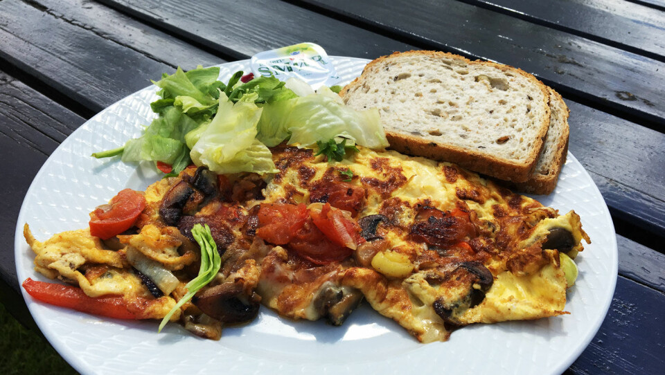 VEGETAR: Sjøormen kro har fire vegetarretter på menyen, og omeletten er laget med egg fra lokale høner.