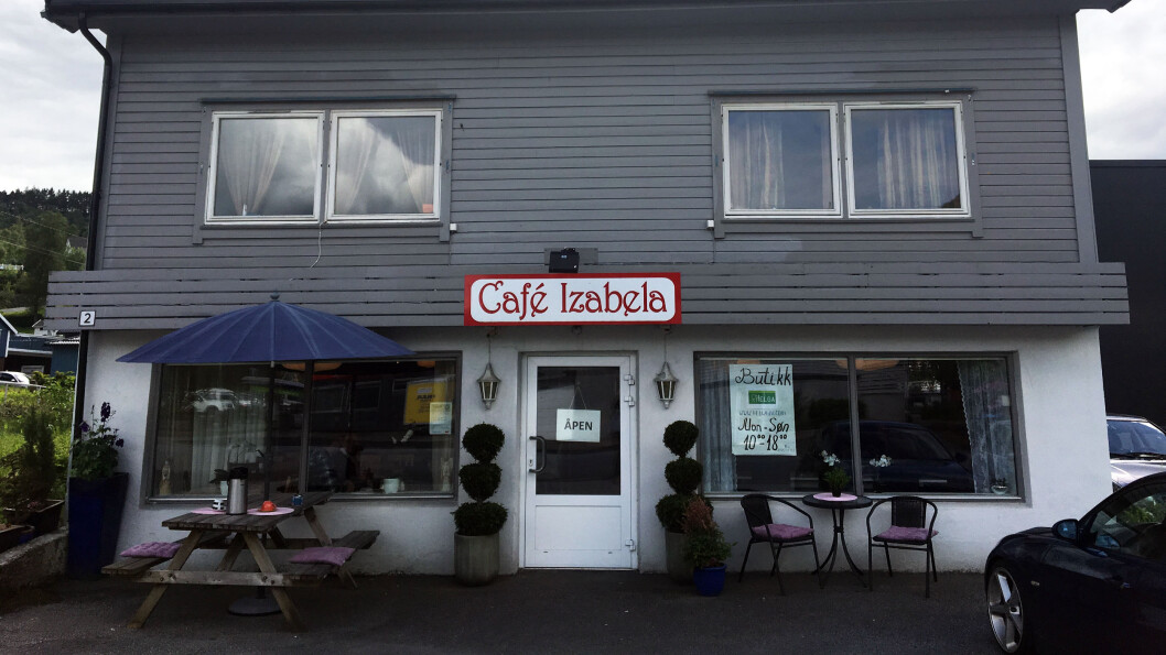 BUFFET OG DELIKATESSER: Café Izabela kombinerer matservering med en liten butikk med utenlandske spesialiteter. BUFFET OG DELIKATESSER: Café Izabela kombinerer matservering med en liten butikk med utenlandske spesialiteter.