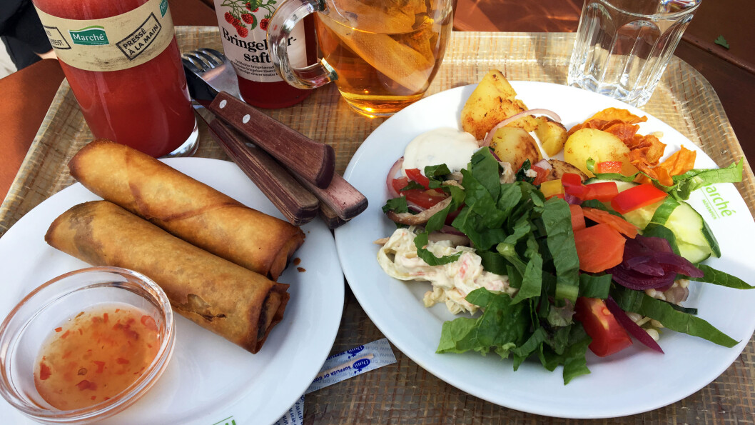 FARGERIK VEIMAT: Sprø vårruller og ferske salatgrønnsaker. FARGERIK VEIMAT: Sprø vårruller og ferske salatgrønnsaker.