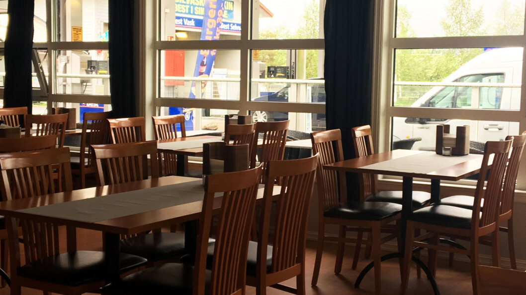 KAFÉ MED MER: Jølstringen kafé ligger vegg i vegg med matbutikk, bensinstasjon og hurtigladere for elbil. KAFÉ MED MER: Jølstringen kafé ligger vegg i vegg med matbutikk, bensinstasjon og hurtigladere for elbil.