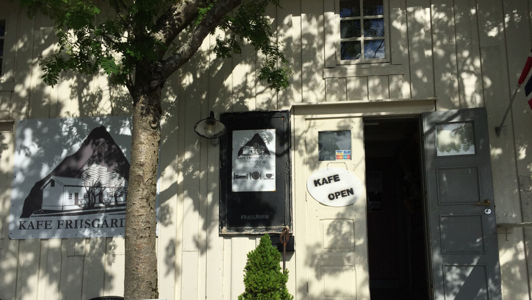 KAFÉ FRIISGÅRDEN: Kafeen i den gamle, hvite trebygningen frister blant annet med hjemmebakte kaker. KAFÉ FRIISGÅRDEN: Kafeen i den gamle, hvite trebygningen frister blant annet med hjemmebakte kaker.
