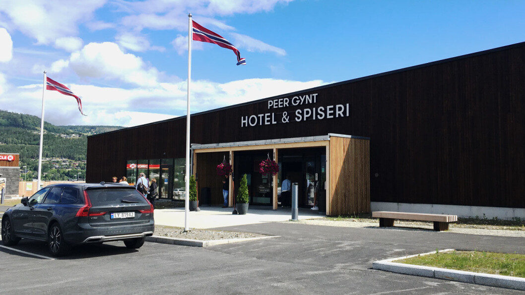 MODERNE LANGS NYE E6: Peer Gynt Hotel & Spiseri ligger i et flott, nytt bygg i glass og betong. MODERNE LANGS NYE E6: Peer Gynt Hotel & Spiseri ligger i et flott, nytt bygg i glass og betong.