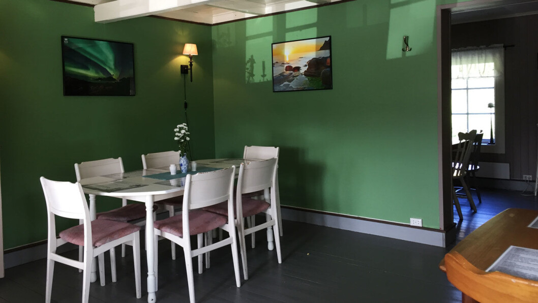 SJARMERENDE KAFÉ: Friisgården ligger i et gammelt, hvitt trehus og de gamle detaljene er bevart. SJARMERENDE KAFÉ: Friisgården ligger i et gammelt, hvitt trehus og de gamle detaljene er bevart.