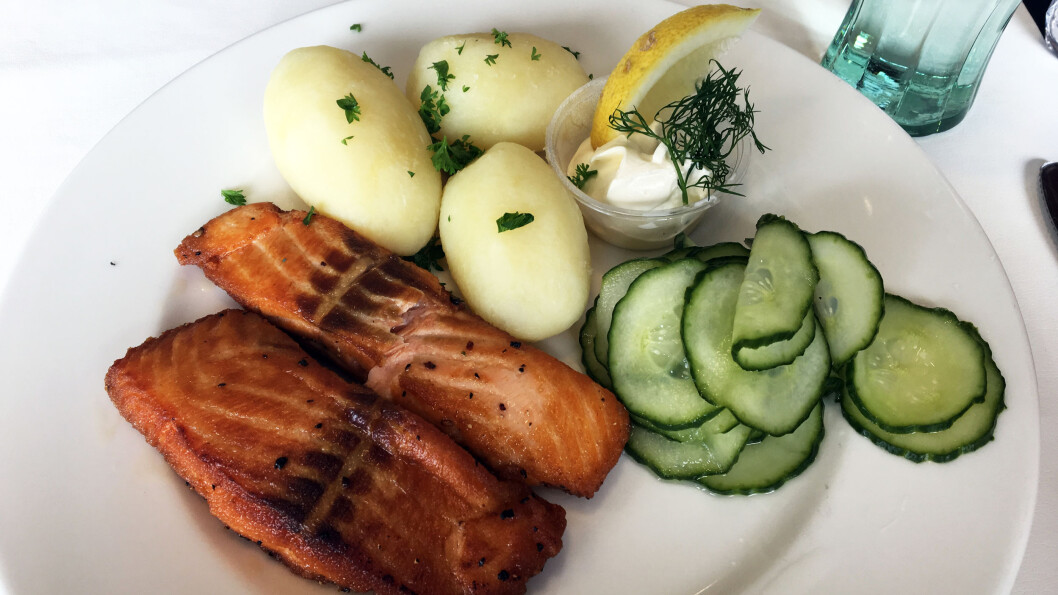 TO FISKERETTER PÅ MENYEN: Stekt laks med rømme og agurksalat. TO FISKERETTER PÅ MENYEN: Stekt laks med rømme og agurksalat.