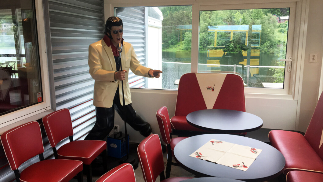 WELCOME: Elvis tar i mot i døren. WELCOME: Elvis tar i mot i døren.