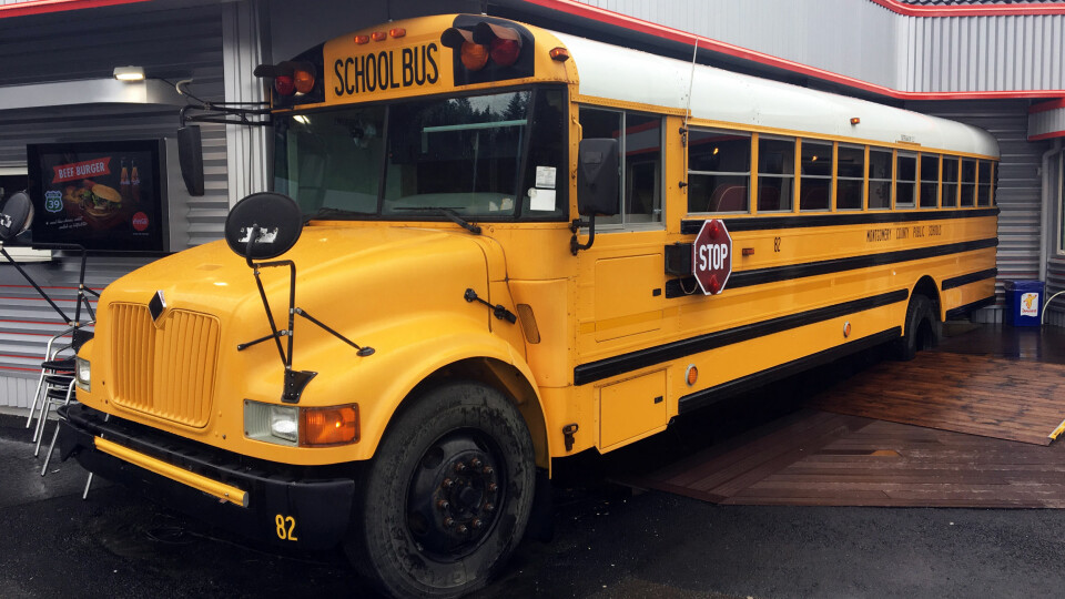 TA PLASS: Den gule, amerikanske skolebussen er kjørt inn i veggen og gir flere sitteplasser i kafeen.
