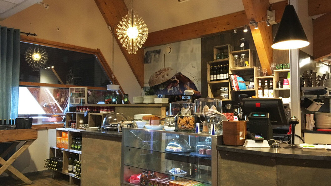 GODT I DISKEN: Lokal drikke, ferske kanelboller og annet godt. Og er de ikke utsolgt for den fantastiske, hjemmelagde appelsinmarmeladen, så sørg for å kjøpe med et glass! GODT I DISKEN: Lokal drikke, ferske kanelboller og annet godt. Og er de ikke utsolgt for den fantastiske, hjemmelagde appelsinmarmeladen, så sørg for å kjøpe med et glass!