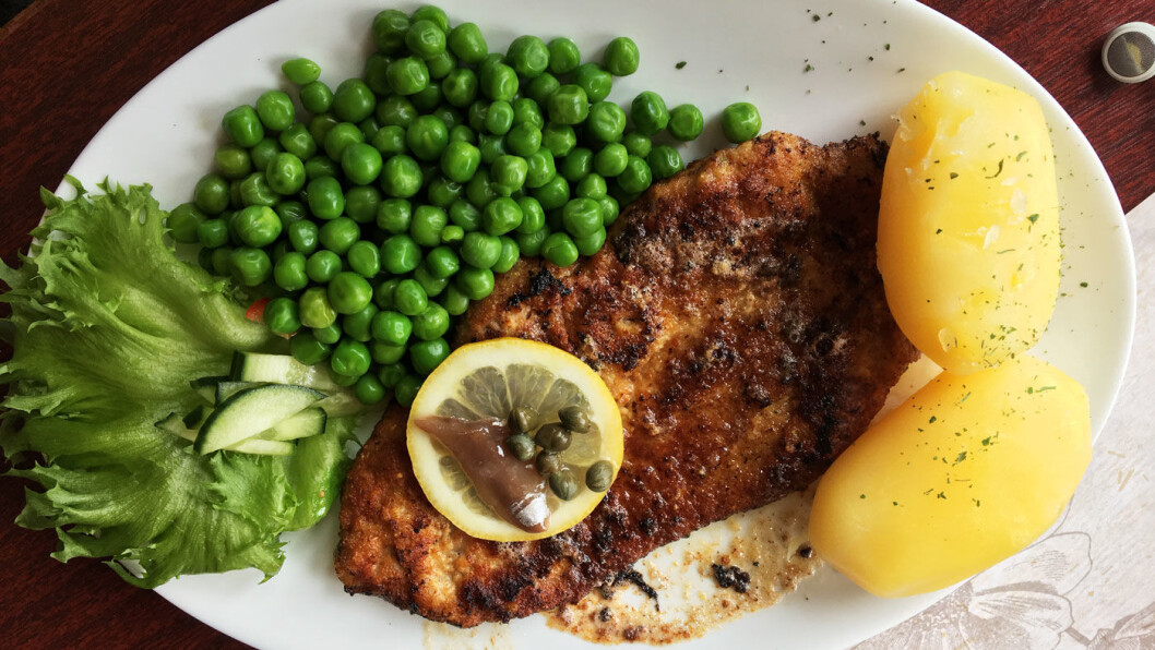 HJEMMELAGET: Schnitzelen er banket og panert på kjøkkenet og ser delikat ut, men den er hard så det holder. HJEMMELAGET: Schnitzelen er banket og panert på kjøkkenet og ser delikat ut, men den er hard så det holder.