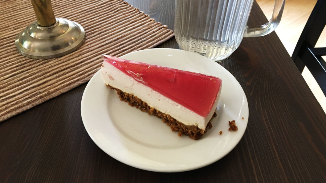 SØT AVSLUTNING: Det er ikke mange desserter å velge mellom, men ostekaken med bringebærlokk er i hvert fall hjemmelaget. SØT AVSLUTNING: Det er ikke mange desserter å velge mellom, men ostekaken med bringebærlokk er i hvert fall hjemmelaget.
