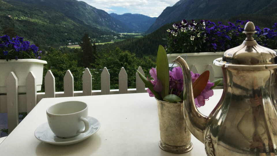 VEIROMANTIKK: Kaffe i sølvkanne mens du sitter i hagen og nyter utsikten, det er noe annet enn en standard veikro.
