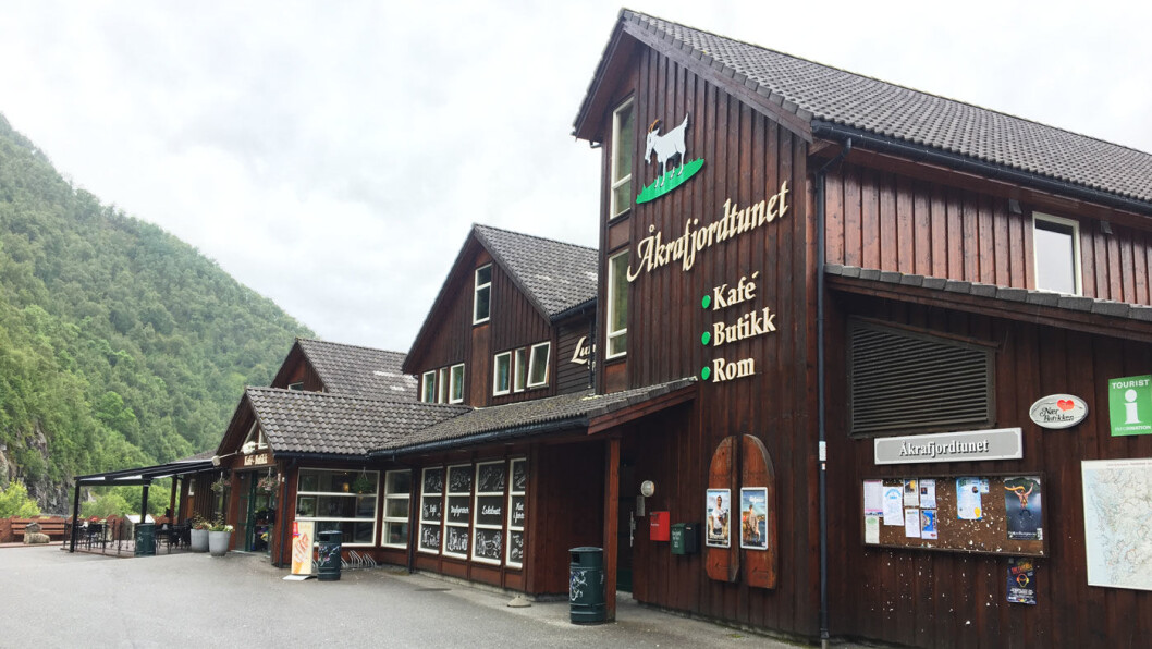 FIN BELIGGENHET: Kafeen ligger i fjellsida med fjorden rett under oss. FIN BELIGGENHET: Kafeen ligger i fjellsida med fjorden rett under oss.