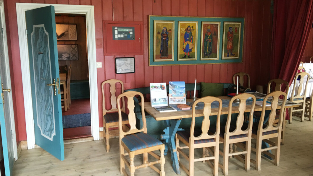 EN KUNSTPAUSE: Kjente kunstnere har besøkt og bodd på gjestgiveriet. Det er kunst på veggene og utstilling både inne og på låven. EN KUNSTPAUSE: Kjente kunstnere har besøkt og bodd på gjestgiveriet. Det er kunst på veggene og utstilling både inne og på låven.