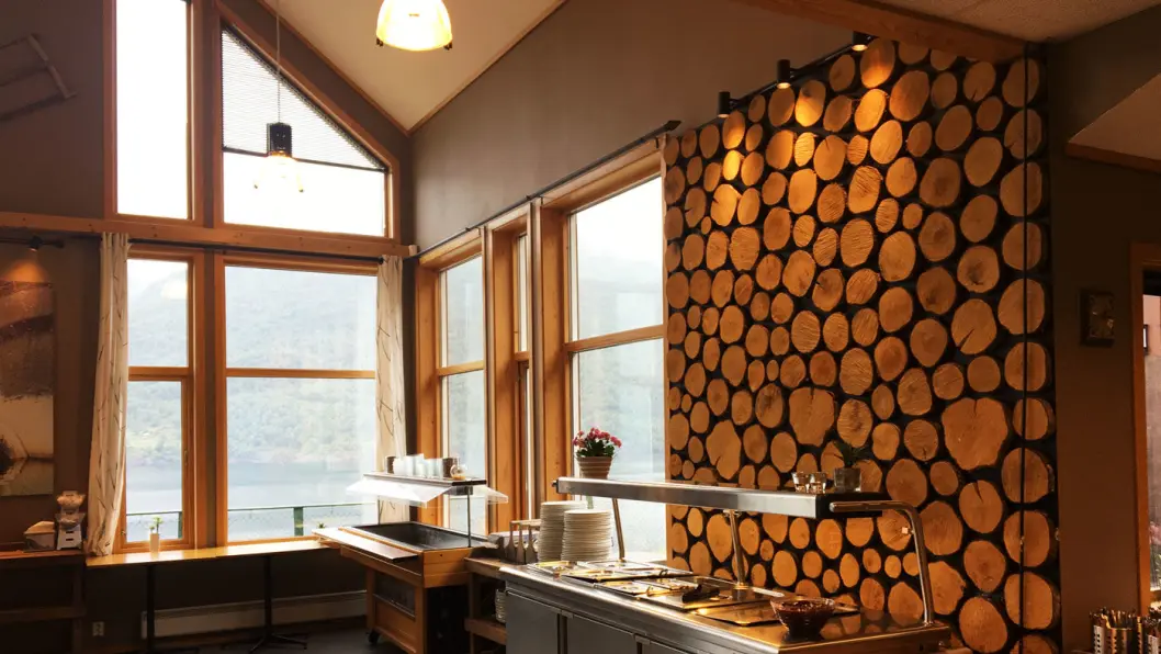 PENT OG MODERNE: Lyse, hyggelige lokaler med utsikt mot fjorden. PENT OG MODERNE: Lyse, hyggelige lokaler med utsikt mot fjorden.