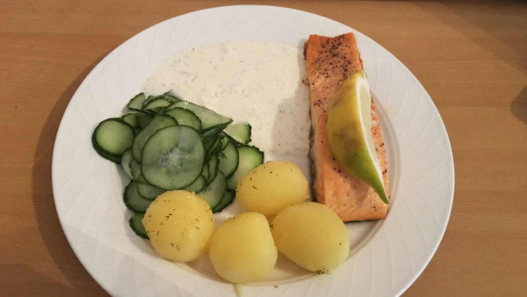 FERSK LAKS: Med agurksalat, rømmesaus og poteter. FERSK LAKS: Med agurksalat, rømmesaus og poteter.