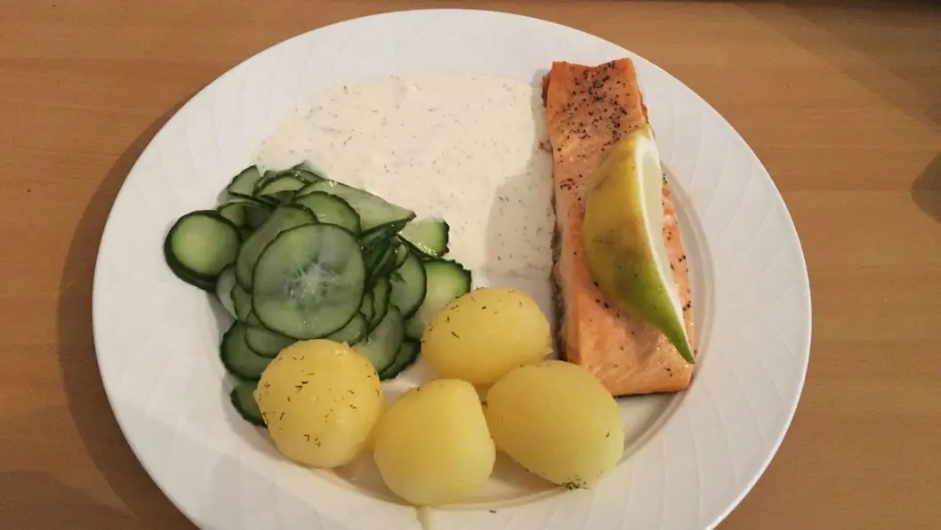 FERSK LAKS: Med agurksalat, rømmesaus og poteter. FERSK LAKS: Med agurksalat, rømmesaus og poteter.