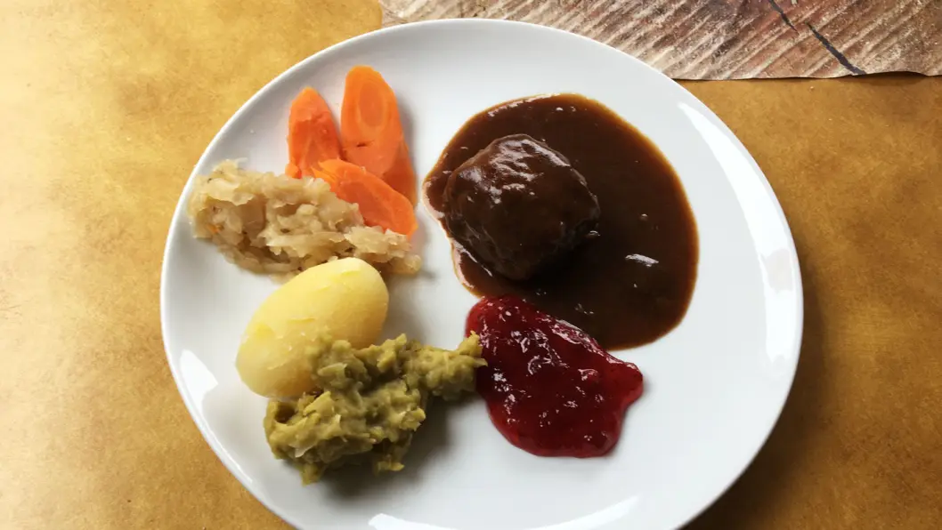 TRADISJONSMAT: Kjøttkaker med ertestuing og surkål. TRADISJONSMAT: Kjøttkaker med ertestuing og surkål.
