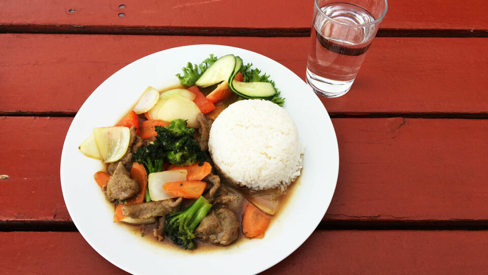 ASIATISK VEIMAT: Vi blir anbefalt teryiaki-wok. Her kan du velge flere asiatiske retter, men også tradisjonell norsk veimat.