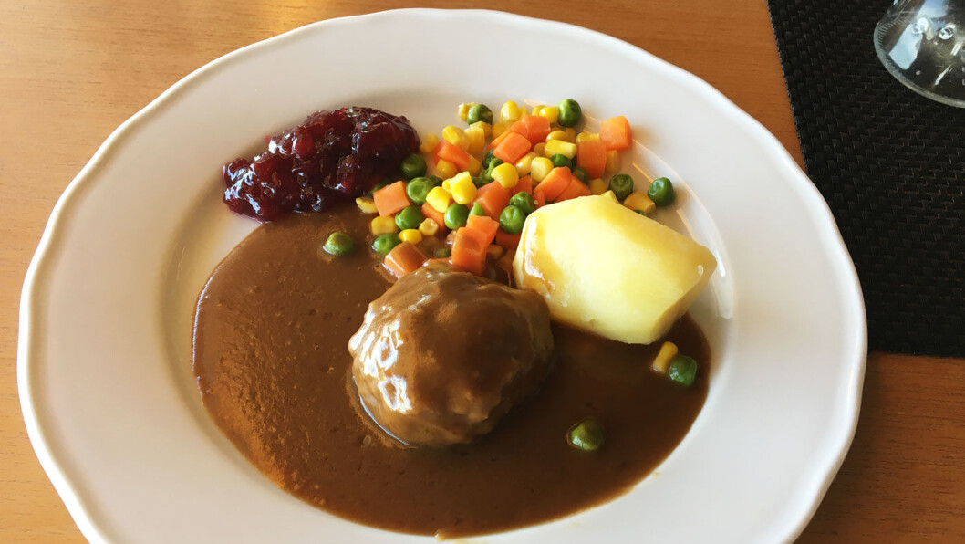FRA BUFFETEN: Kjøttkaker med poteteter og grønnsaker. FRA BUFFETEN: Kjøttkaker med poteteter og grønnsaker.